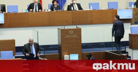 БСП упрекна председателя на парламента Цвета Караянчева, че укрива премиера