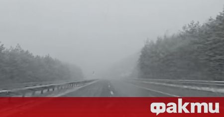 Силен снеговалеж на автомагистрала Тракия затруднява шофьорите в района при