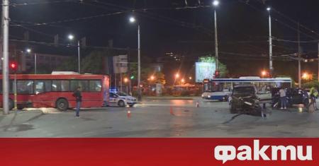 Шофьор на градски автобус във Варна е блъснал снощи два