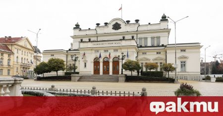 Докато депутатите заседават два протеста са организирани пред Народното събрание