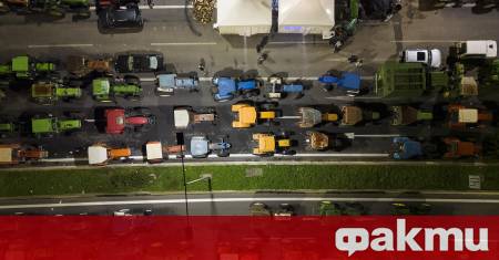 И днес гръцките фермери блокираха движението на превозни средства над