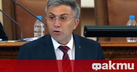 Пред журналисти в кулоарите на парламента председателят на ПГ на