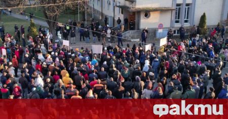 Близо 150 жители на община Павликени протестират пред Регионалната екологична
