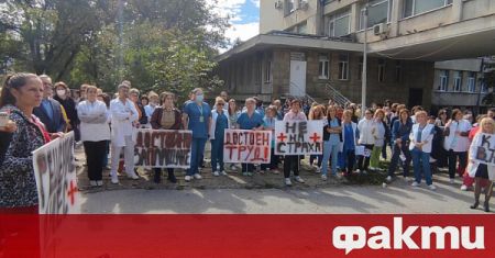 Лекари и медицински сестри от областната болница във Велико Търново