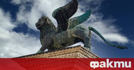 Емблематичният крилат лъв който гордо се извисява над площад Сан