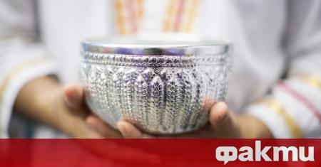 Свещеник използва нестандартен начин да ръси светена вода върху богомолците