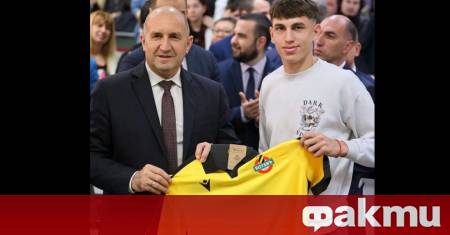 Юношата на Ботев Пловдив Мартин Георгиев подари на президента на