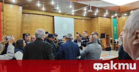 С 17 гласа за 10 против и 5 въздържали се