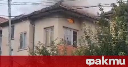 Мълния е ударила къща в Мездра и е подпалила покрива
