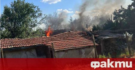 Три къщи са изгорели при голям пожар в карнобатското село