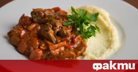 Необходими продукти свинско месо 800 г плешка или бут