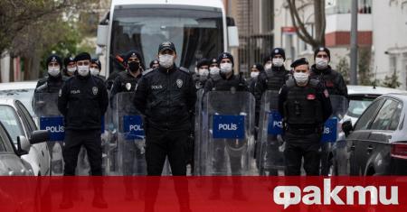 Турските власти са арестували съкметовете на 2 областни града и