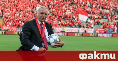 Единственият българин носител на Златната топка Христо Стоичков участва