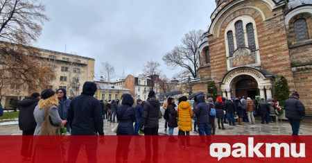 Стотици близки и приятели си взеха последно сбогом с любимия
