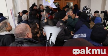 Протестиращите срещу зеления сертификат пред Народното събрание пробиха полицейския кордон