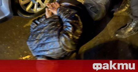 Късно снощи полицията в София задържа четирима души след преследване