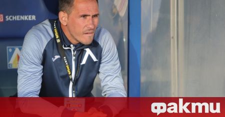 Помощник треньорът на Левски Живко Миланов използва брифинга след загубата от