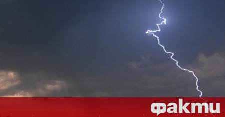 Девет души бяха ранени от удар на мълния по време