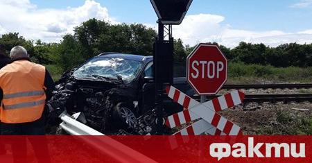 Бързият влак Варна София удари лек автомобил на прелез