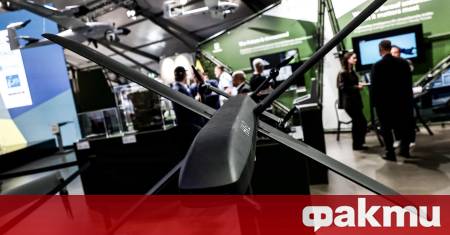Двама украински войници монтират крила върху голяма черна кутия Става