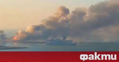 Руският десантен кораб Саратов в пристанището на временно окупирания Бердянск