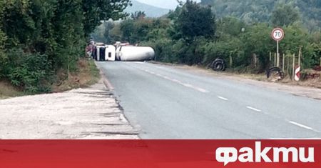 Автобус и цистерна се обърнаха на пътя след ботевградското село