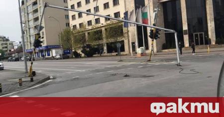 Светофарна уредба пропадна в средата на кръстовището на ул Никола