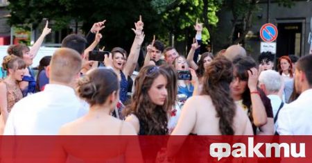 Абитуриенти от Пловдив извършиха геройство минути преди бала си съобщава