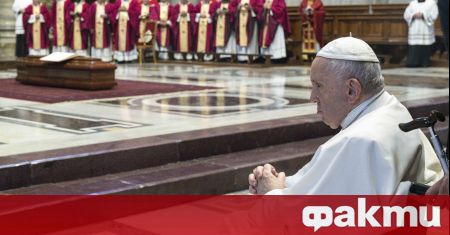 Папа Франциск днес помоли да бъде съпроводен от молитви на