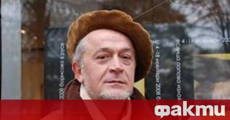 Литературен и музикален критик и преводач Роден в Русе завършил