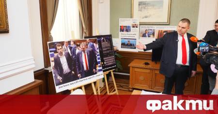 Лидерът на ДПС Ново начало Делян Пеевски покани журналистите в