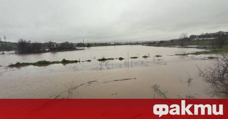 Четиричленно семейство е евакуирано от къща в село Извор след