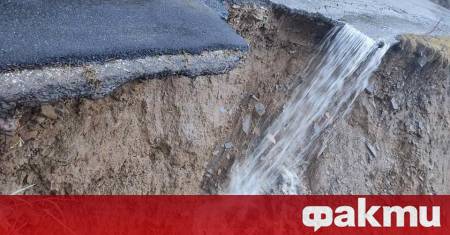 Проливният дъжд е активизирал свлачище което затрудняваше движението по пътя