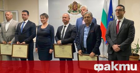 Министърът на икономиката Даниела Везиева връчи три сертификата за инвестиция