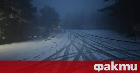 Сняг заваля на прохода Шипка в късния следобед Около 3