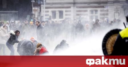 Холандската полиция използва водни оръдия, за да разпръсне демонстрация на