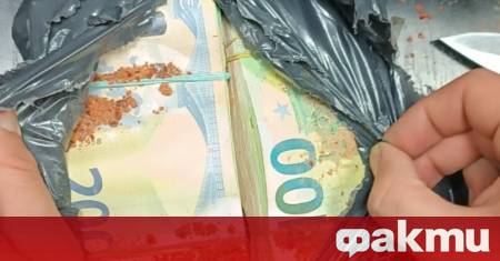 Митнически служители откриха 128 050 недекларирани евро в кабината на