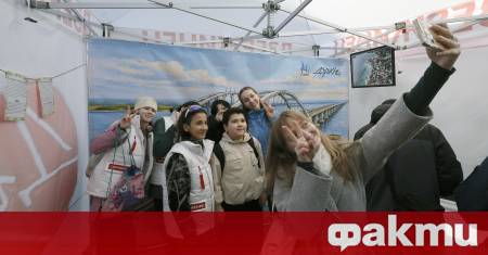 Назначените от Русия власти в Крим монтираха улични телефони за