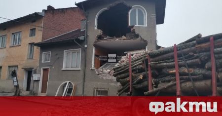 Камион превозващ дърва се заби в къща в Белица и