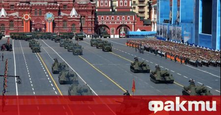 Най-новата руска военна техника премина по Червения площад в Москва