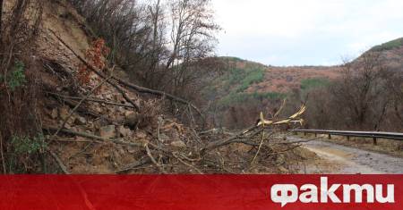 Паднала скална маса затвори пътя Велинград Сърница Срутването е станало