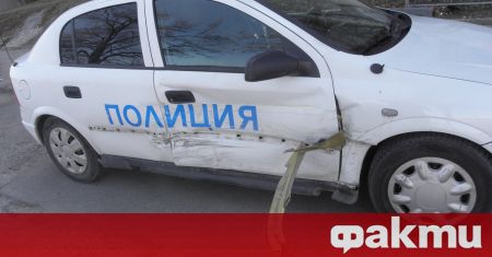 Двама пловдивски полицаи са пострадали след като в патрулния им
