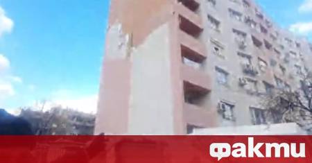 Изолация се стовари върху гаражи и пътека до жилищен блок