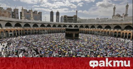 Хиляди поклонници започнаха да пристигат в свещения град Мека в