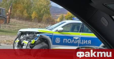 Катастрофа между лек автомобил и полицейска кола на РУ Пирдоп блокира