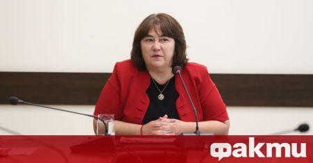 В кулоарите на парламента служебният министър на финансите Росица Велкова