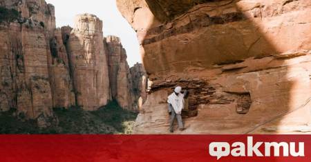 Героят на видеото е свещеник Гебре Руфаел който служи в