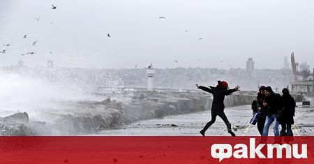 Мощен ураган удари тази вечер мегаполиса Истанбул съобщиха турски медии