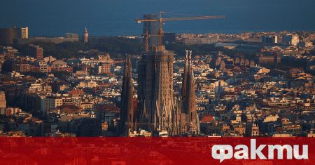 Световноизвестната недовършена катедрала Саграда Фамилия Светото семейство в Барселона от