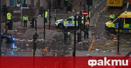 Почти 50 души са ранените при врязването на лек автомобил